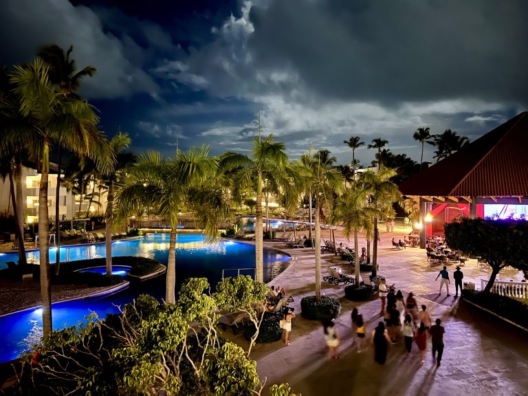El Occidental Punta Cana iluminado de noche