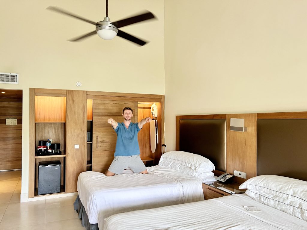 Interior de la habitación del Occidental Punta Cana con la terraza al fondo