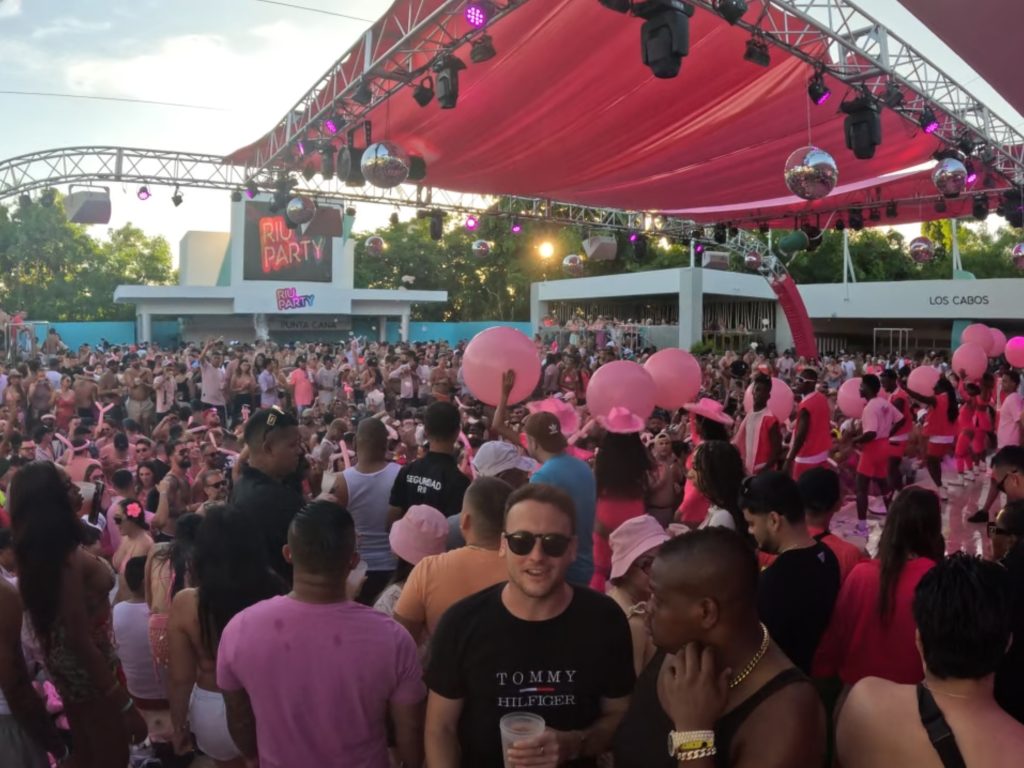 Poolparty-RIU Palaca Bávaro-Descubriendo Viajes