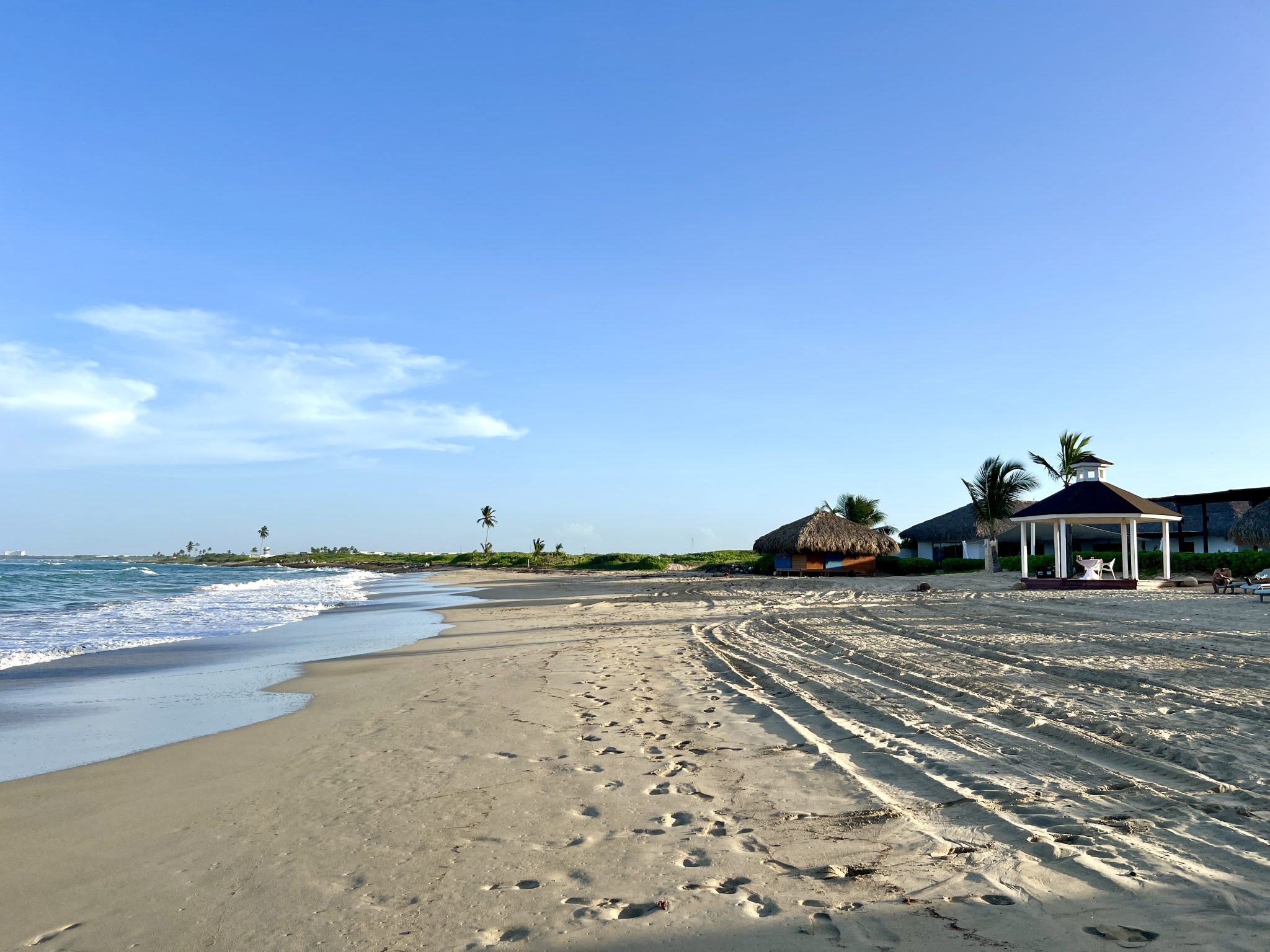Playa ancha y sin vegetación del Royalton CHIC Punta Cana en Uvero Alto