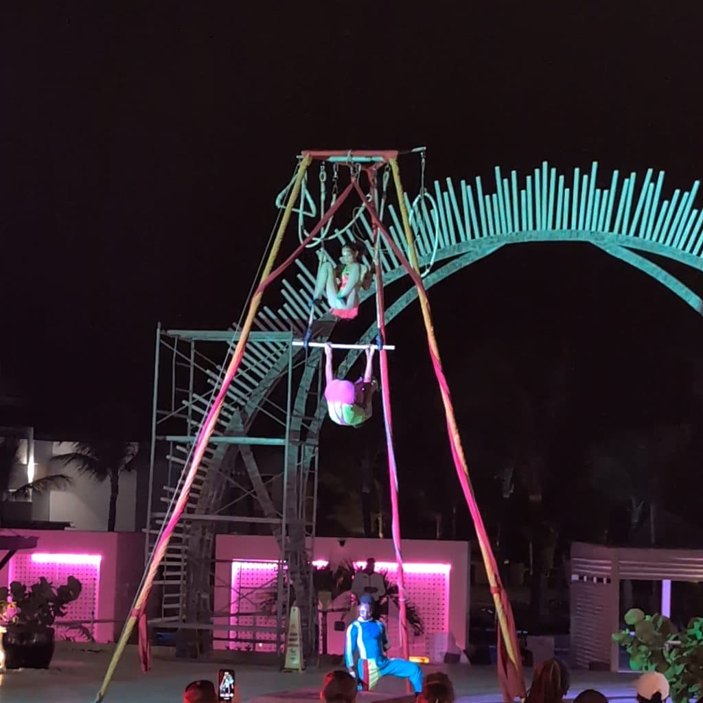 Espectáculo nocturno con luces en el Royalton CHIC Punta Cana
