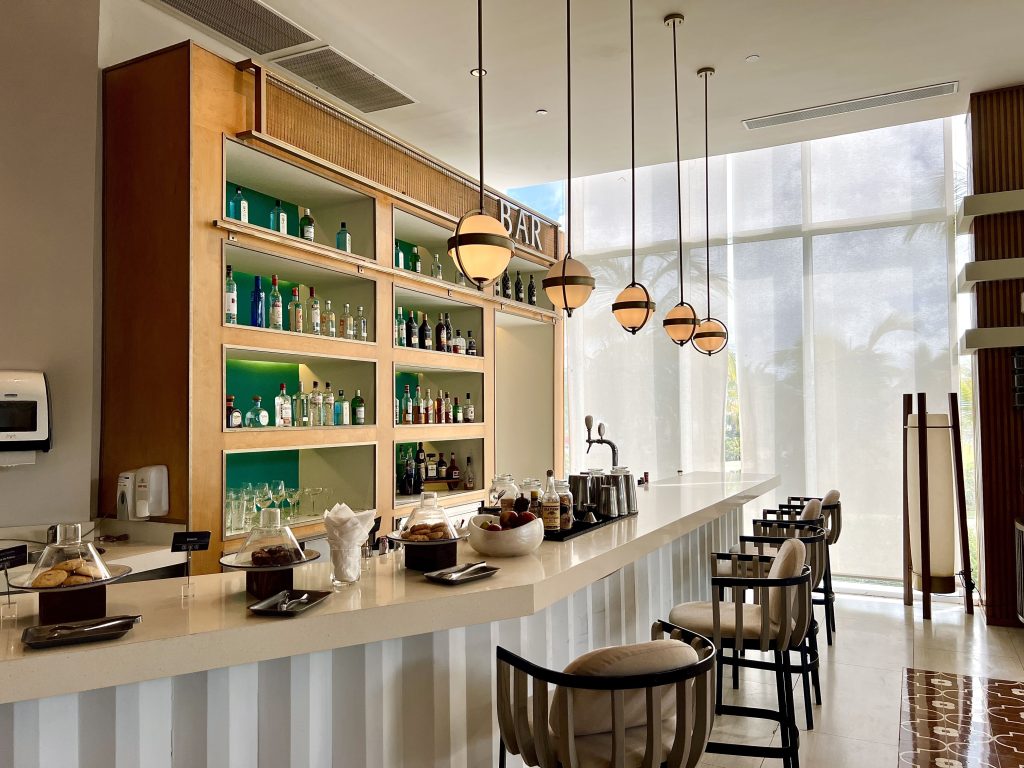 Barra del lobby bar del Dreams Cap Cana con las botellas al fondo
