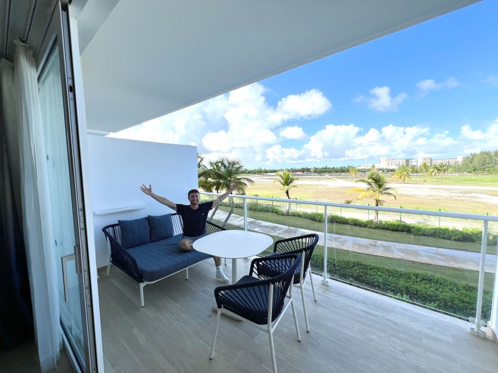Terraza de la habitación del Dreams Cap Cana con sofá y mesa