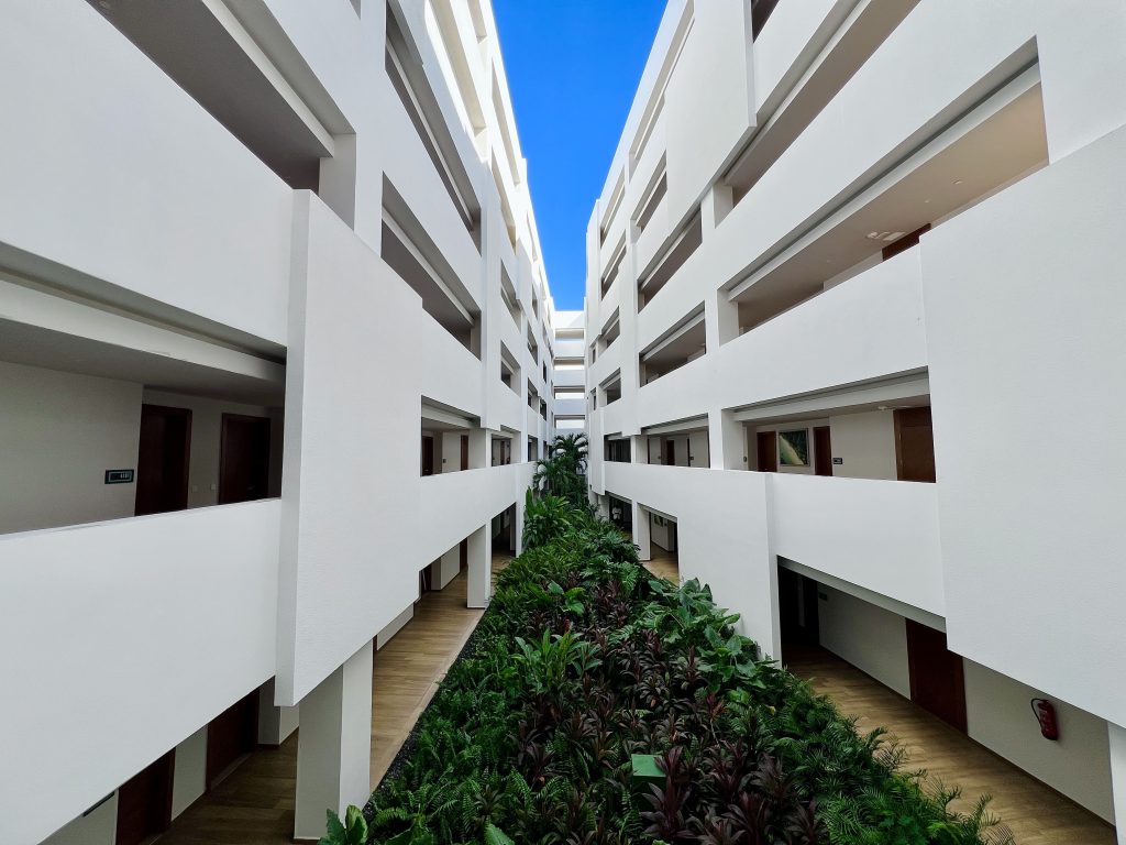 Pasillo exterior entre los dos bloques de habitaciones del Dreams Cap Cana