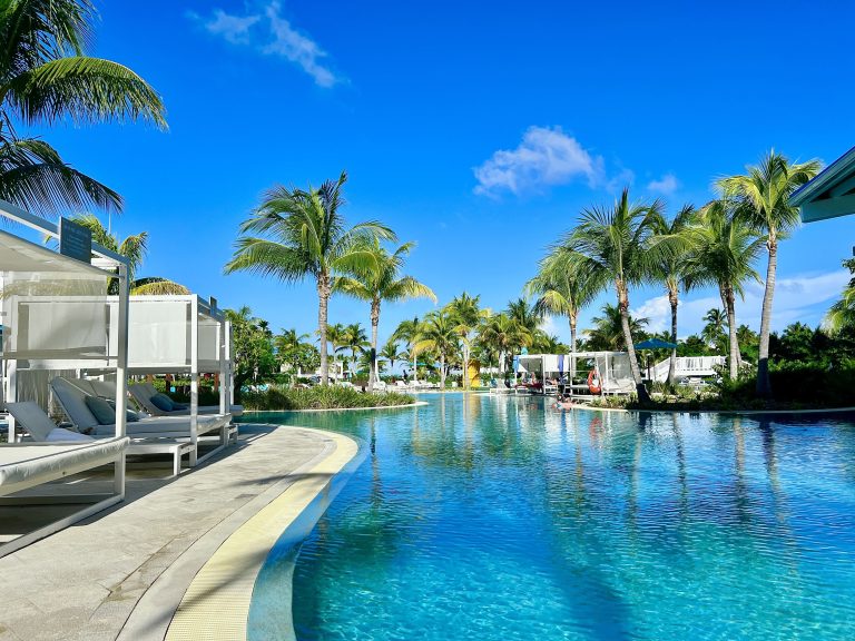 La piscina principal del Dreams Cap Cana entre palmeras