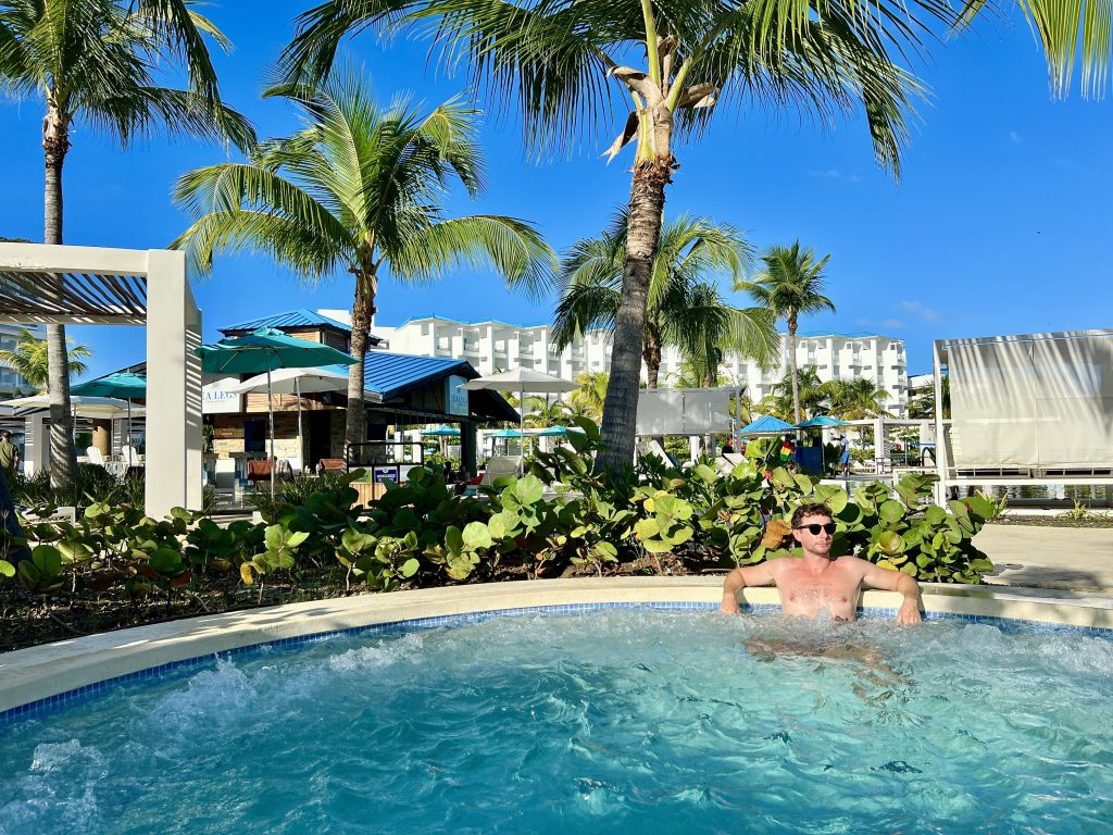 Jacuzzi exterior del Dreams Cap Cana con las palmeras del jardín detrás