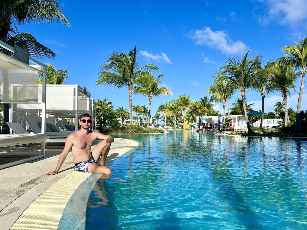 Zona de descanso junto a la piscina principal del Dreams Cap Cana