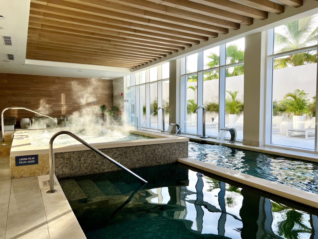 Circuito de agua del spa del Dreams Cap Cana, con poza fría y jacuzzi