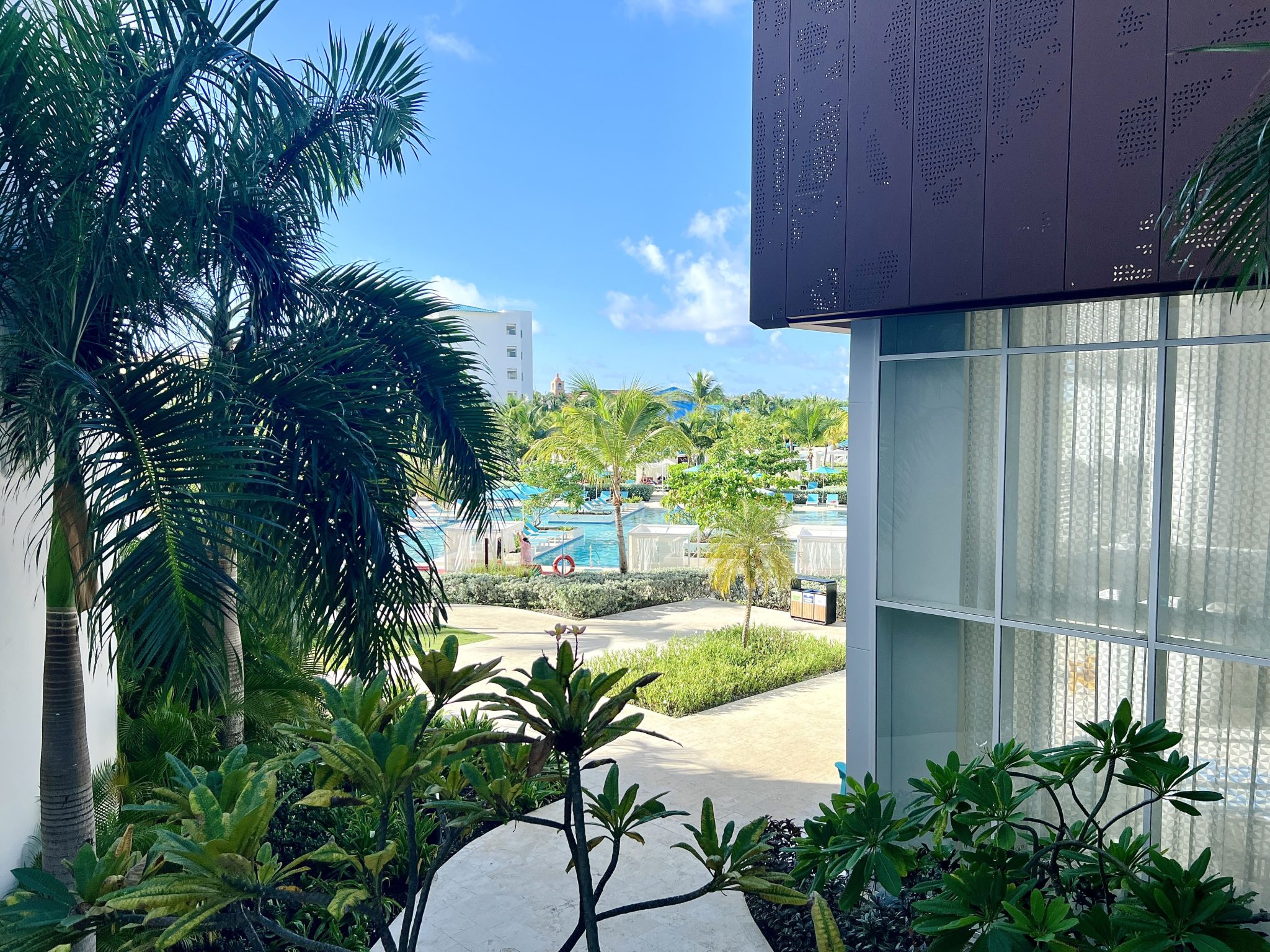 Vista del jardín y la piscina del Dreams Cap Cana desde el interior del hotel