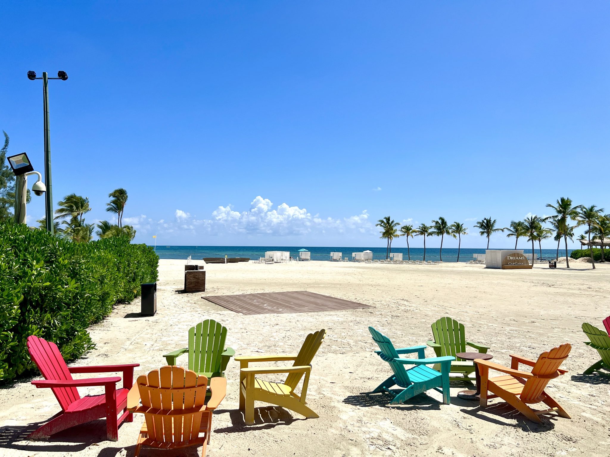 Sillas de colores en la arena de Playa Juanillo, en el Dreams Cap Cana