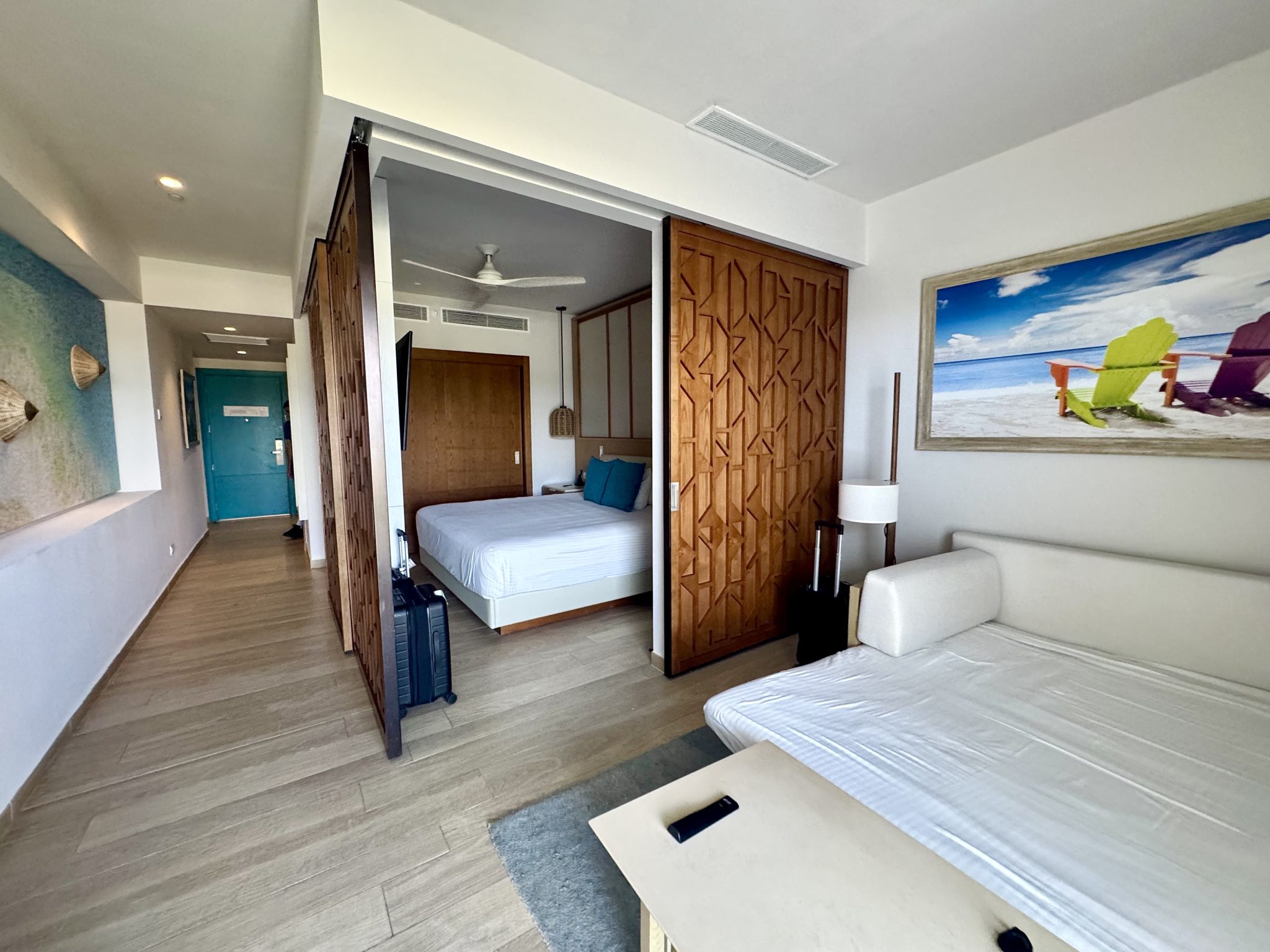 Habitación familiar del Dreams Cap Cana con cama y sofá cama