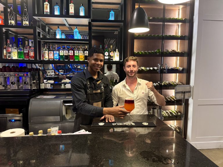 El barman del restaurante italiano del Dreams Cap Cana preparando un cóctel