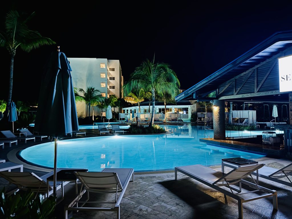 La piscina del Dreams Cap Cana iluminada de noche