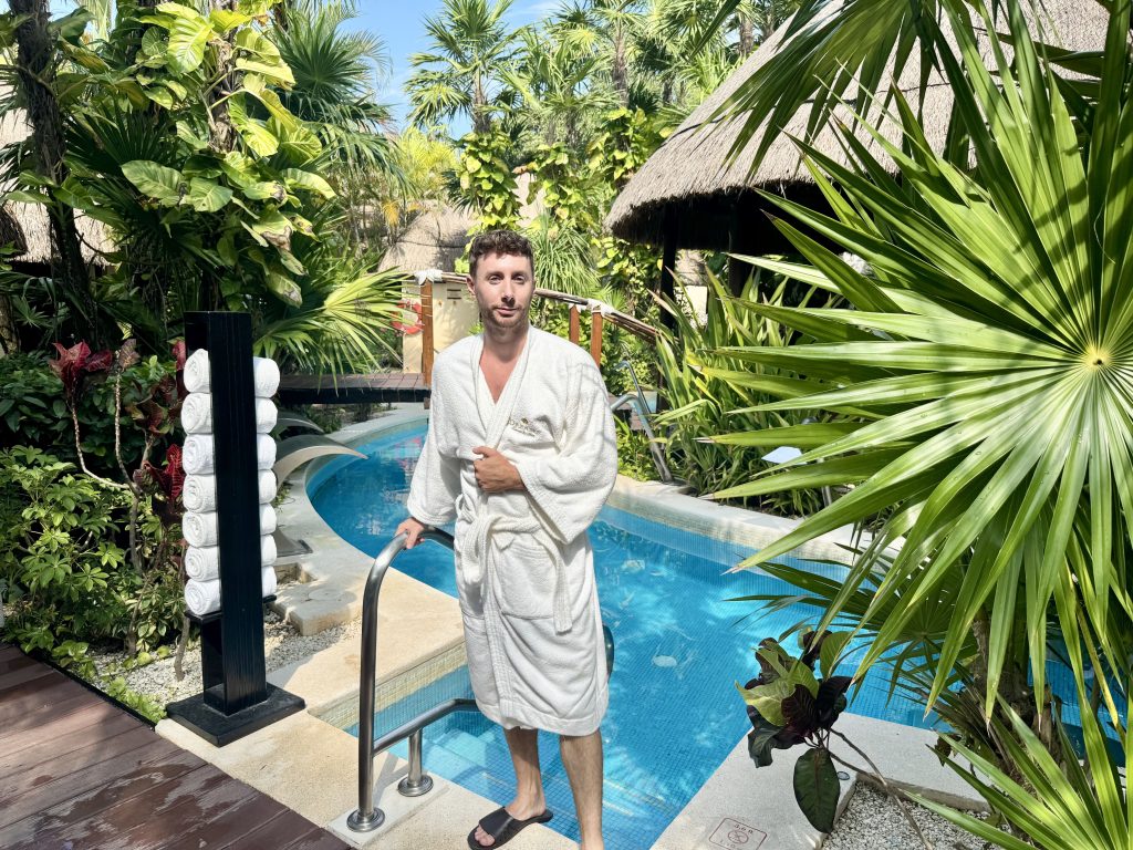 Puesto de toallas a la salida de la piscina del Dreams Riviera Cancún