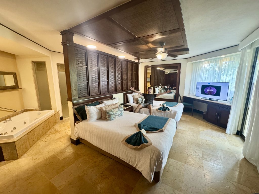 Habitación familiar amplia con bañera de hidromasaje junto a la cama