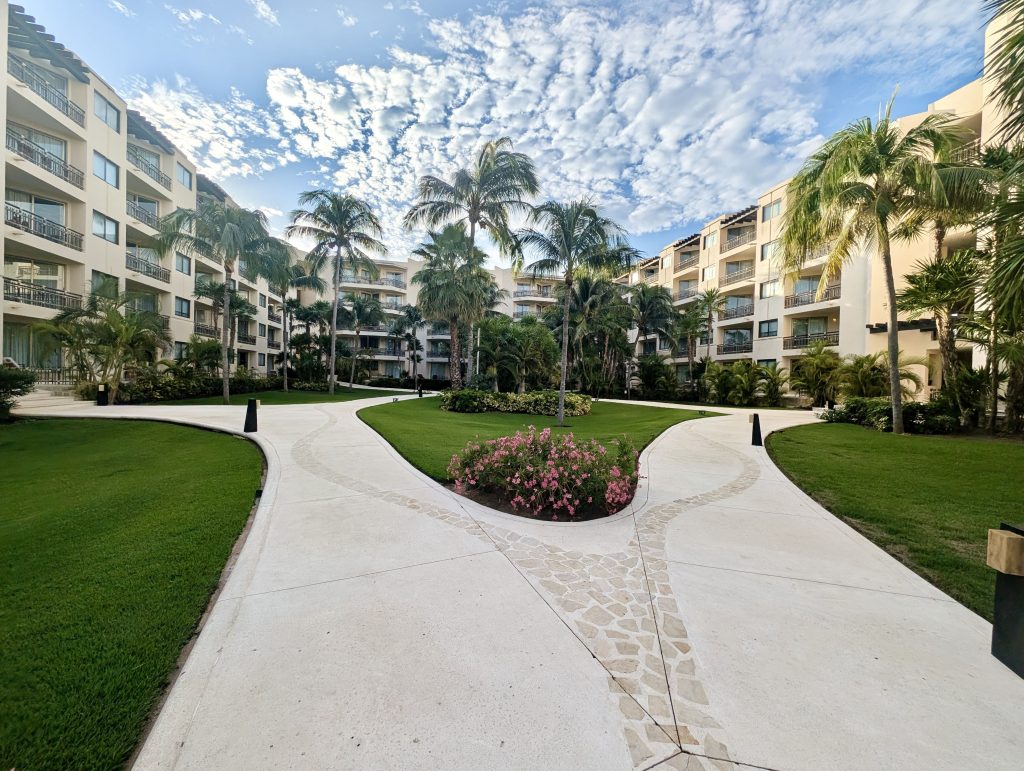 Zona verde entre los edificios de habitaciones del Dreams Riviera Cancún
