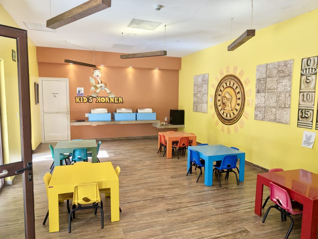 Mesa de manualidades y actividades para niños en el club infantil