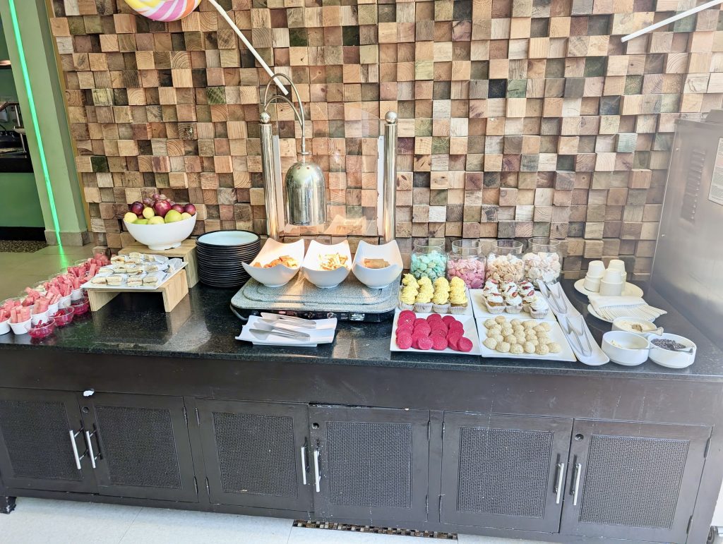 Mostrador de dulces y postres del buffet