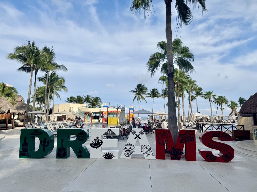Cartel de entrada del hotel Dreams Riviera Cancún