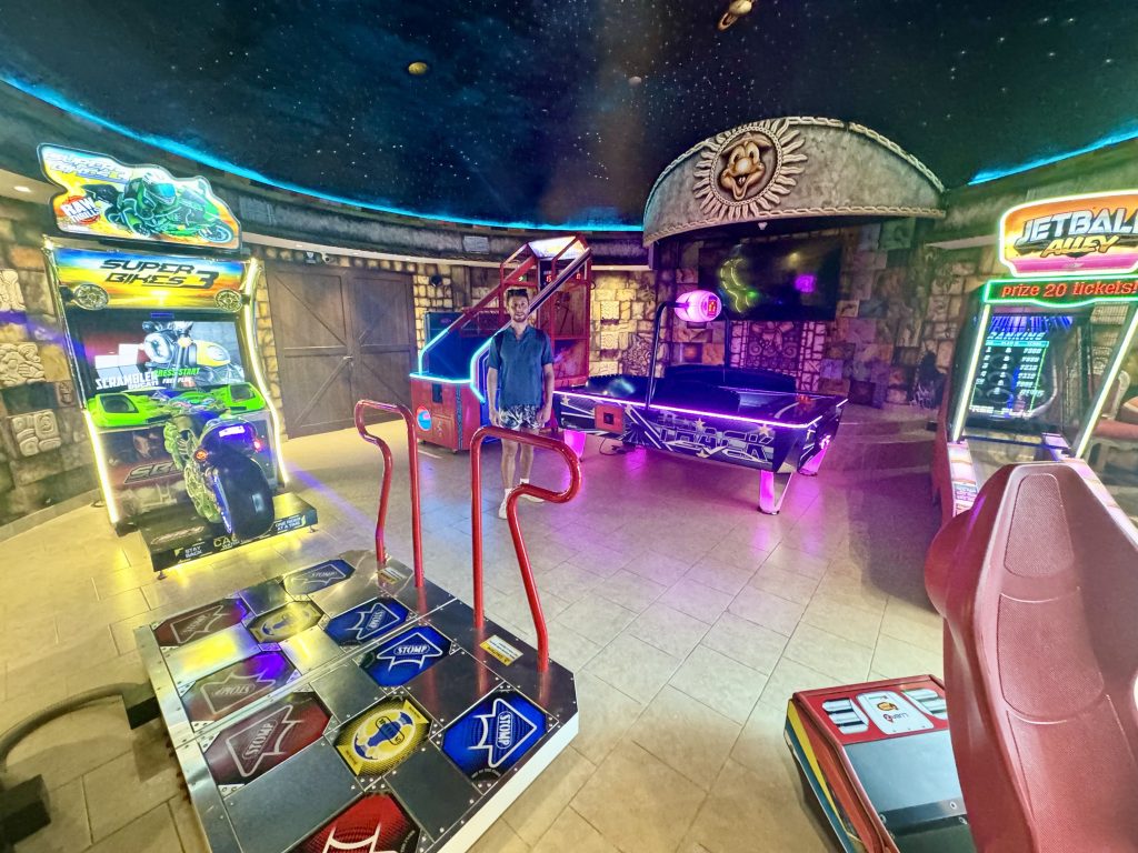 Zona recreativa con máquinas de juegos en el Dreams Riviera Cancún