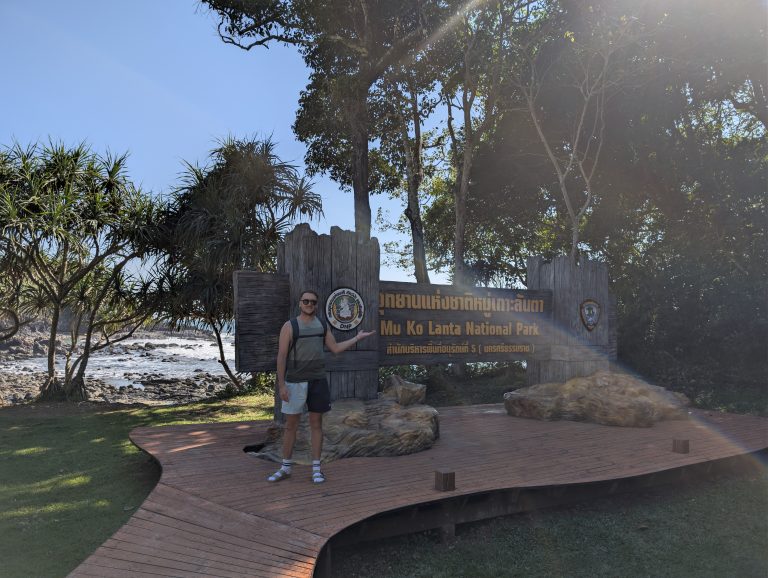Cartel de entrada del parque nacional Mu Ko Lanta, en el extremo sur de la isla