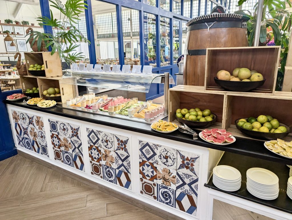 Oceans Riviera Paradise - buffet-Discovering Stays