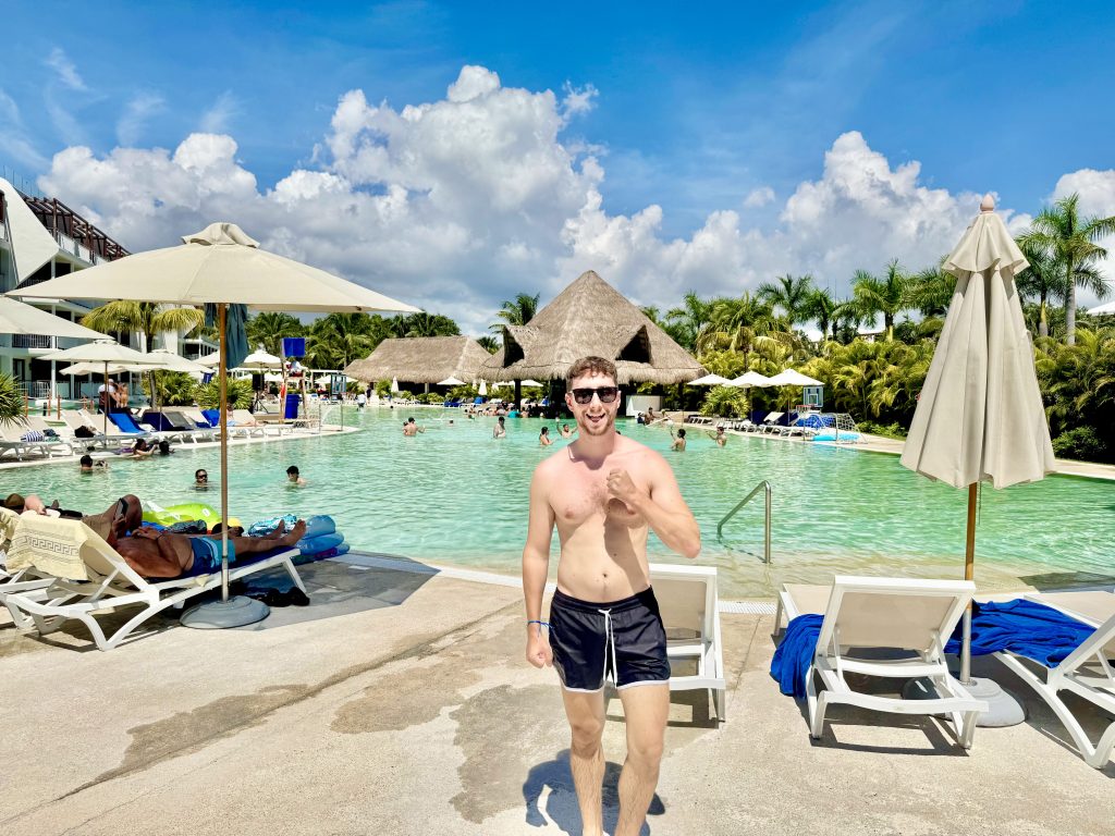 Oceans Riviera pool - Discovering Stays