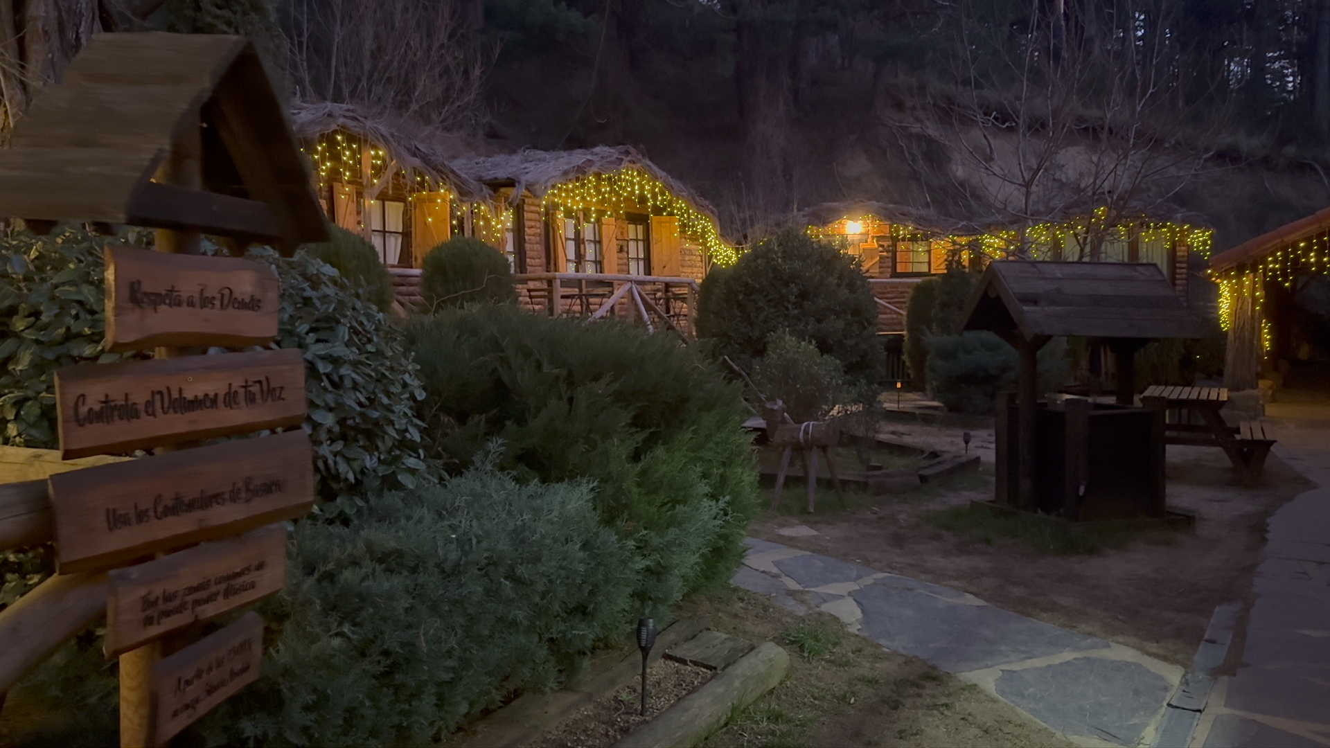 La Posada de Cercedilla iluminada de noche, entre los pinos de la sierra
