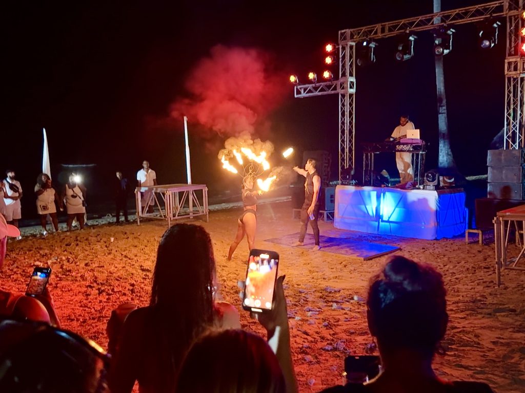 Espectáculo nocturno en la playa