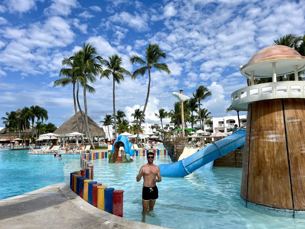 Recreation area with simulation games and bowling