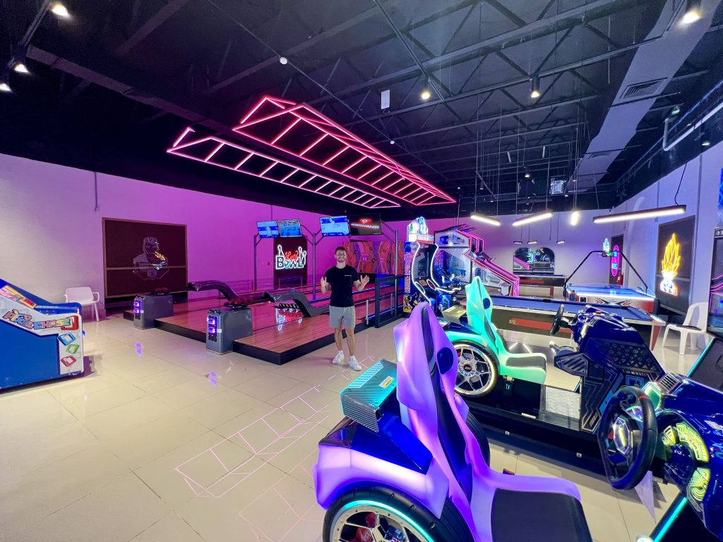 Recreation area with simulation games and bowling