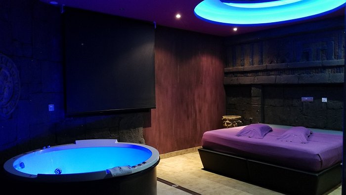 V Hotel Habitación Temática con hidromasaje redondo junto a la cama