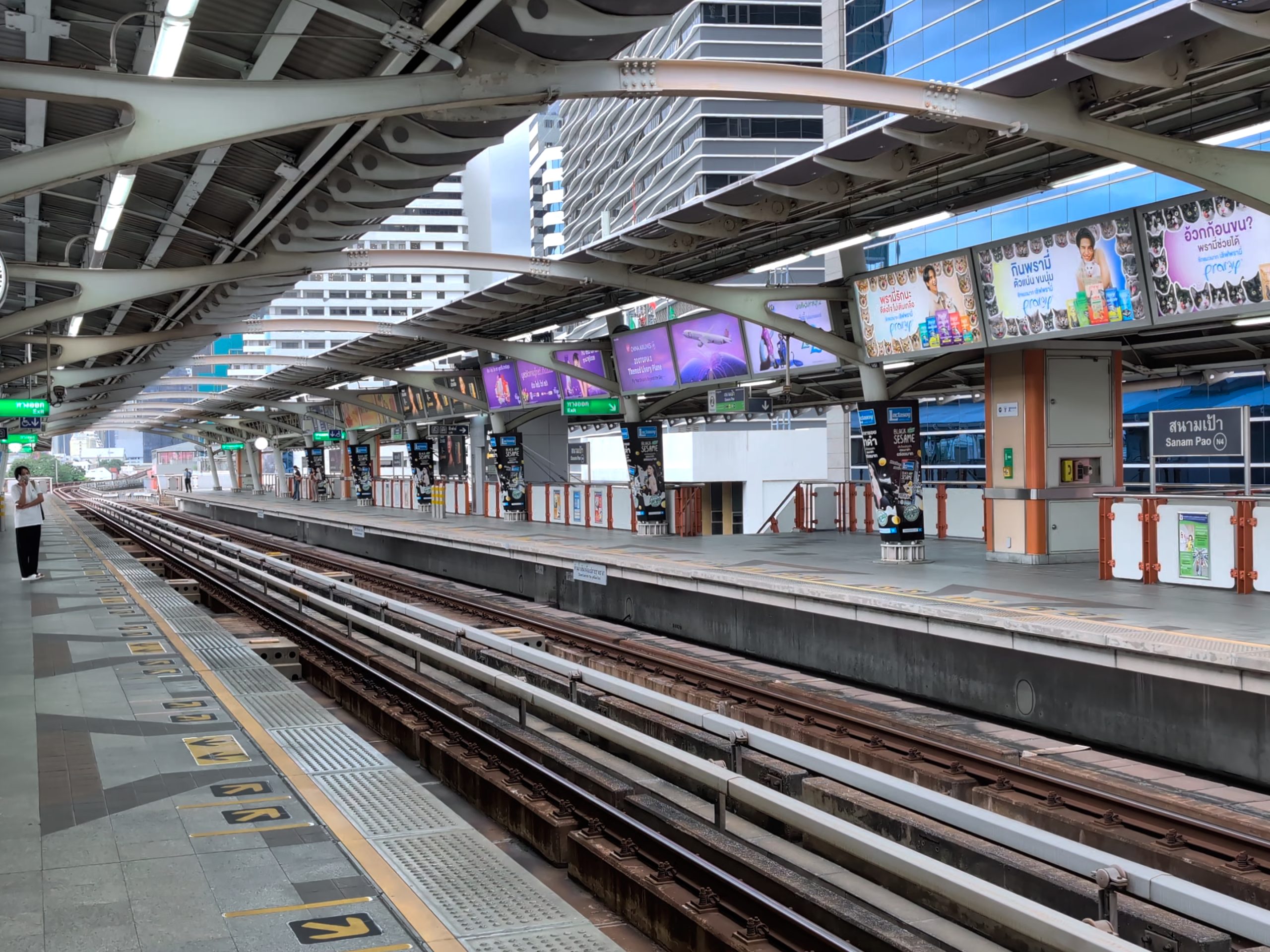 Andén vacío de la estación de Sanam Pao del BTS de Bangkok, con las vías y los carteles de la estación