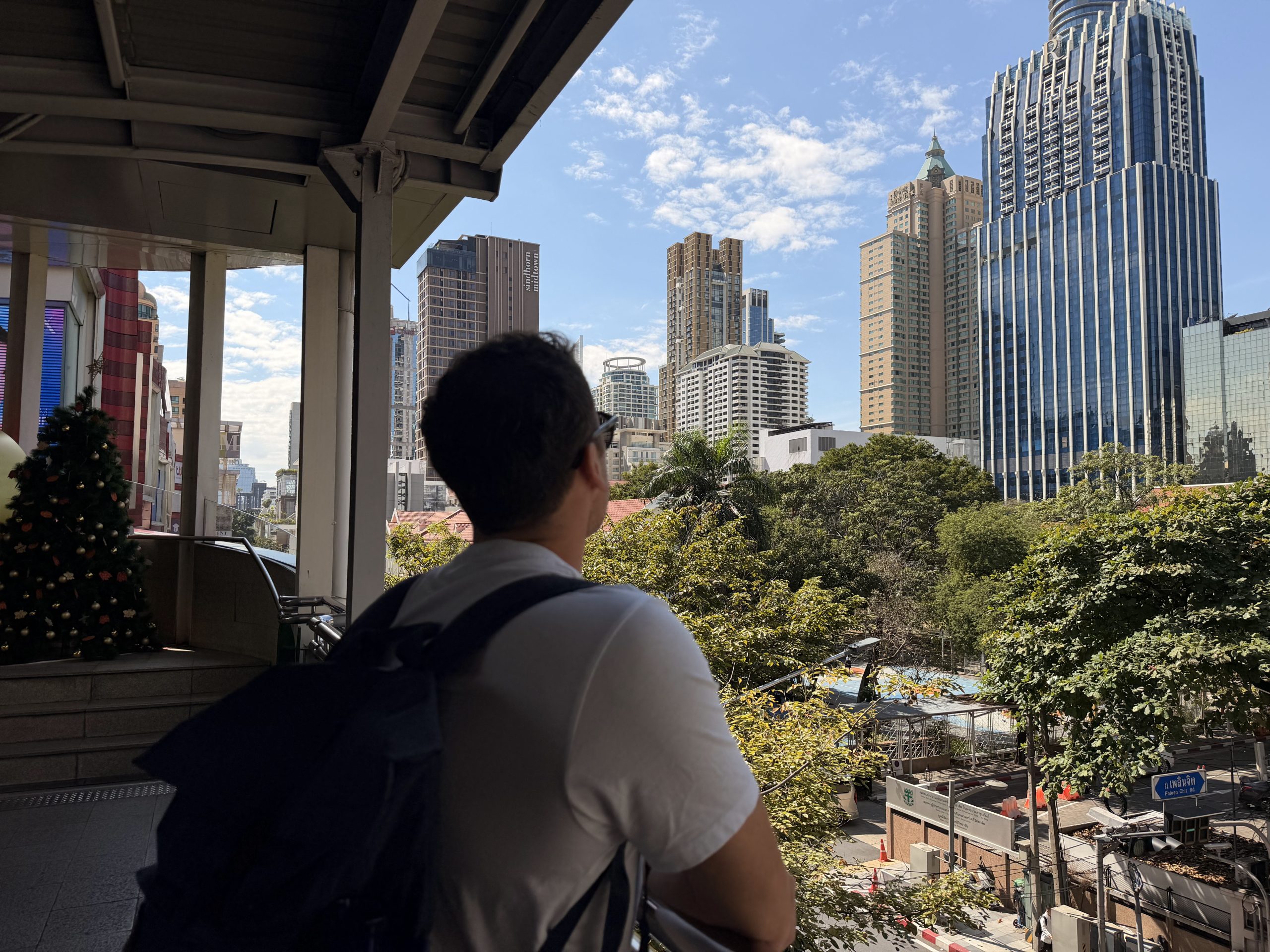 Víctor mirando los rascacielos de Bangkok desde una estación elevada del BTS