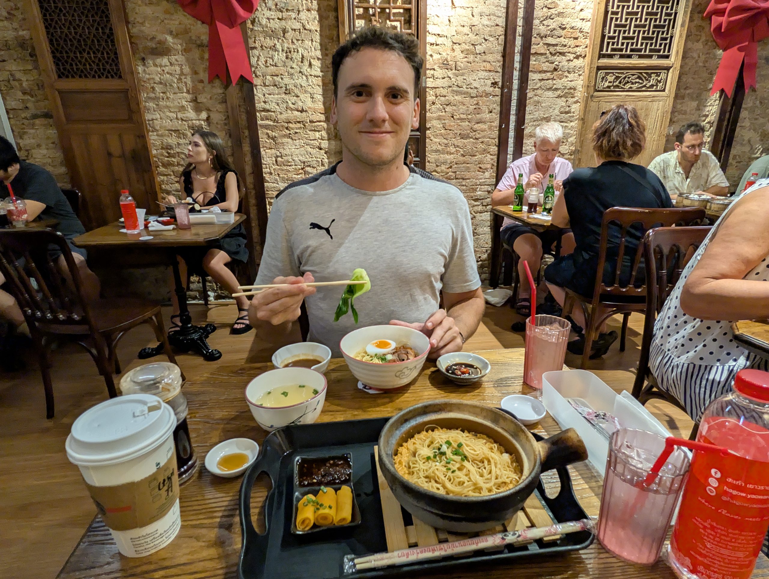 Puesto de comida callejera en el Chinatown de Bangkok