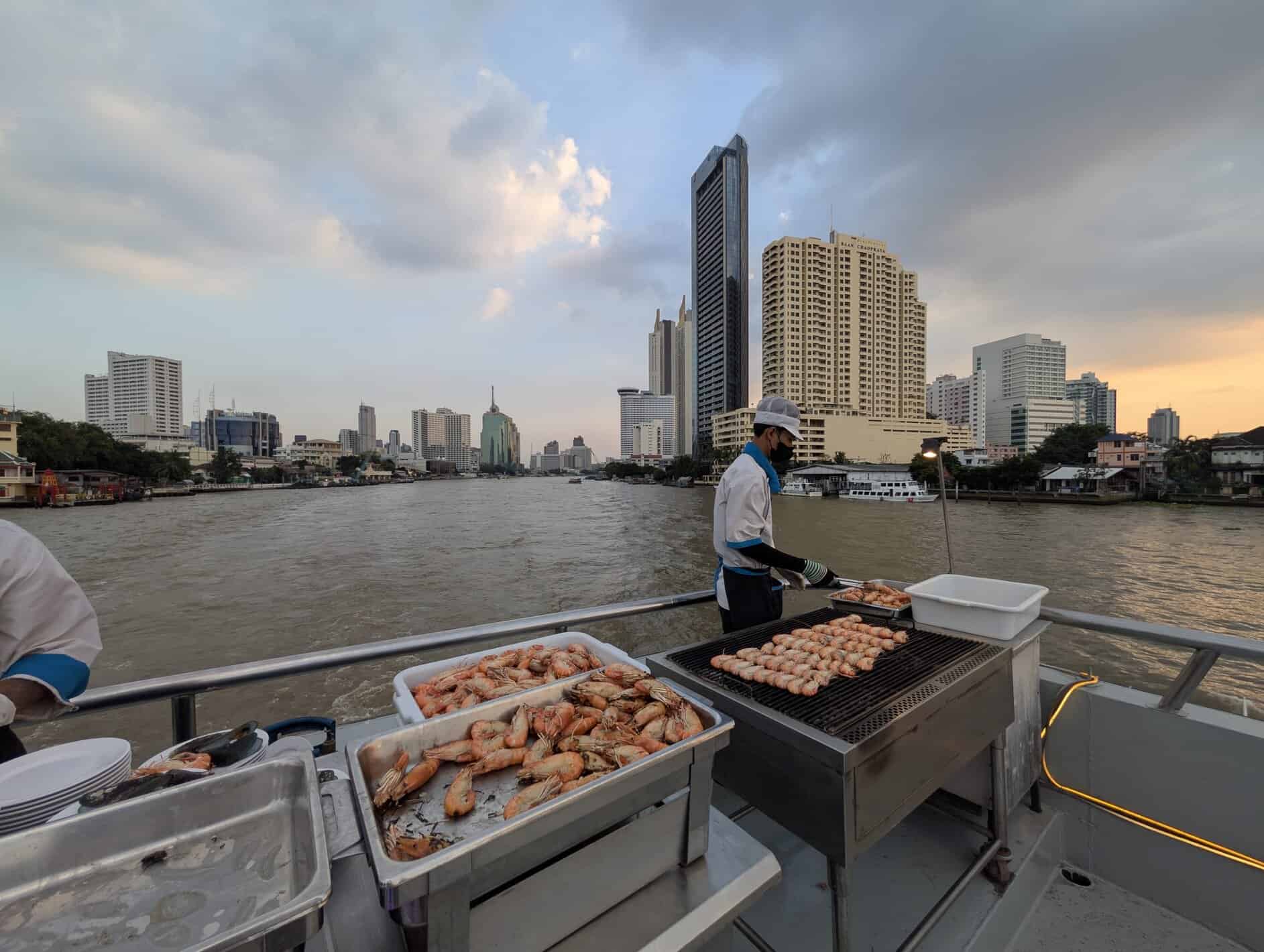 Barco turístico navegando por el río Chao Phraya en Bangkok