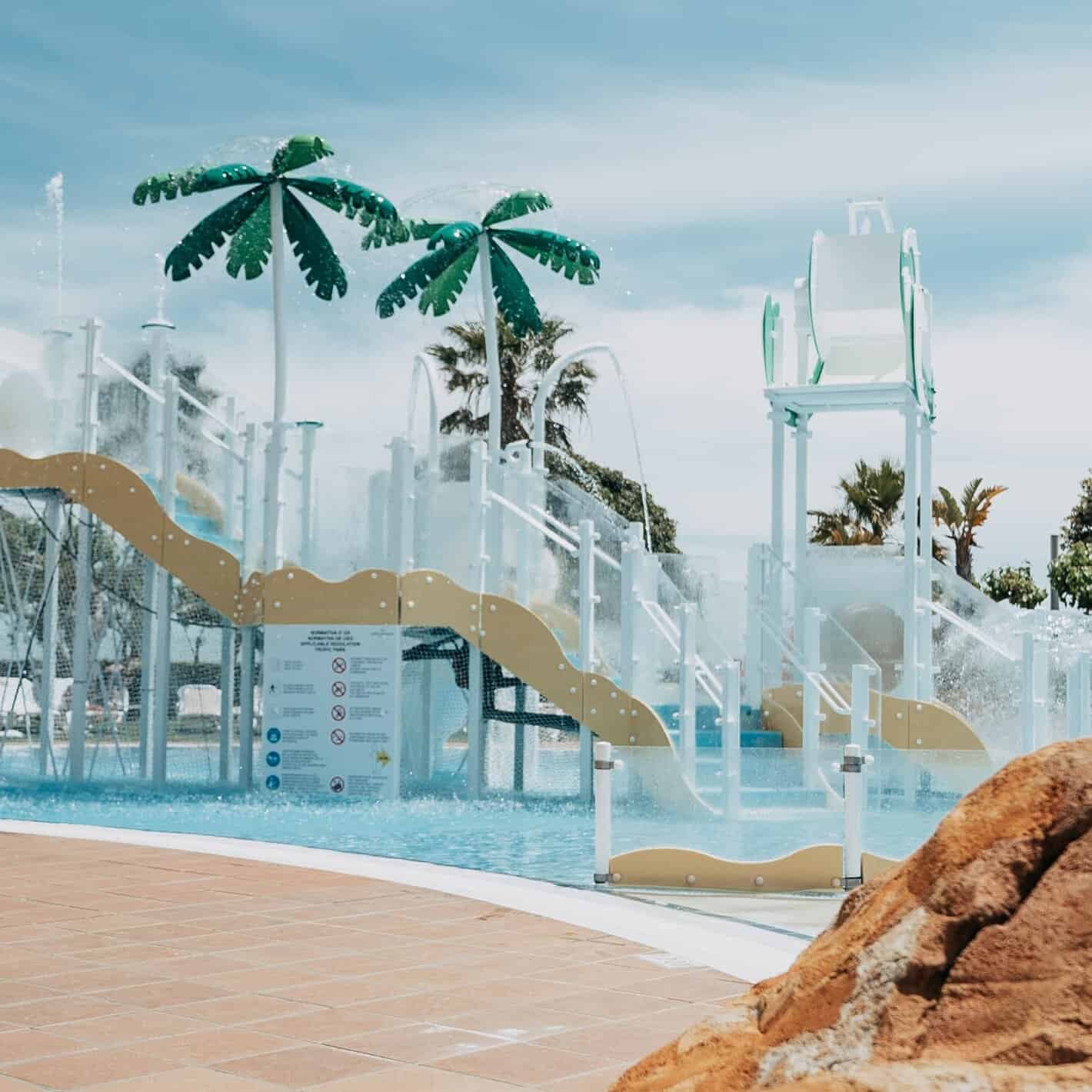 Estival ElDorado toboganes en la piscina infantil
