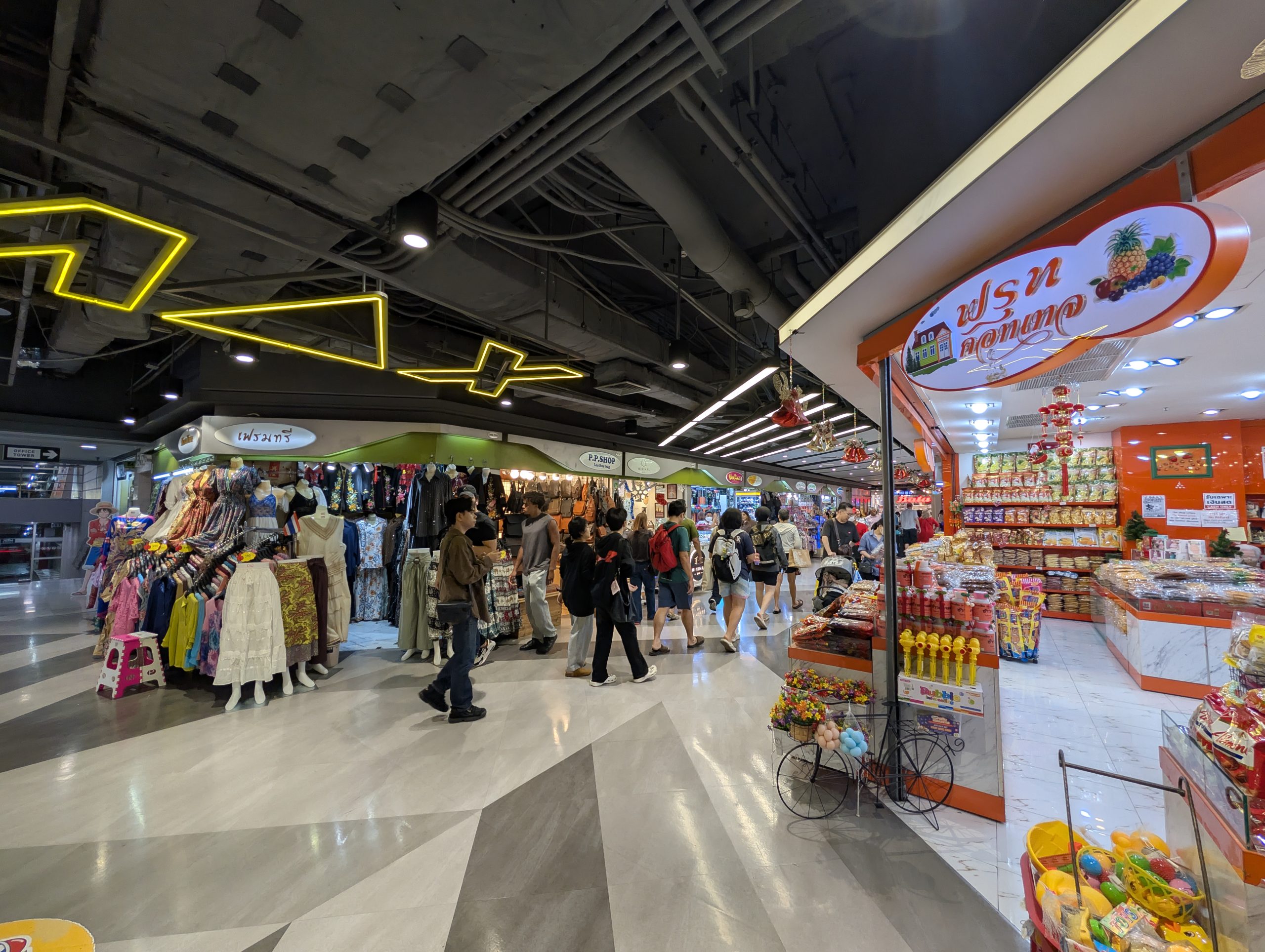 Interior del centro comercial MBK de Bangkok, lleno de puestos