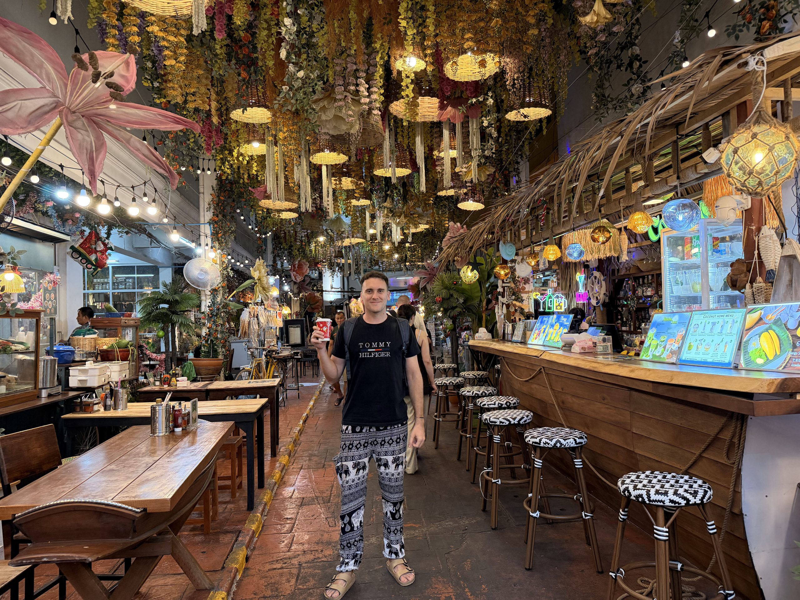 Ambiente nocturno en la zona de Khao San Road, en Bangkok