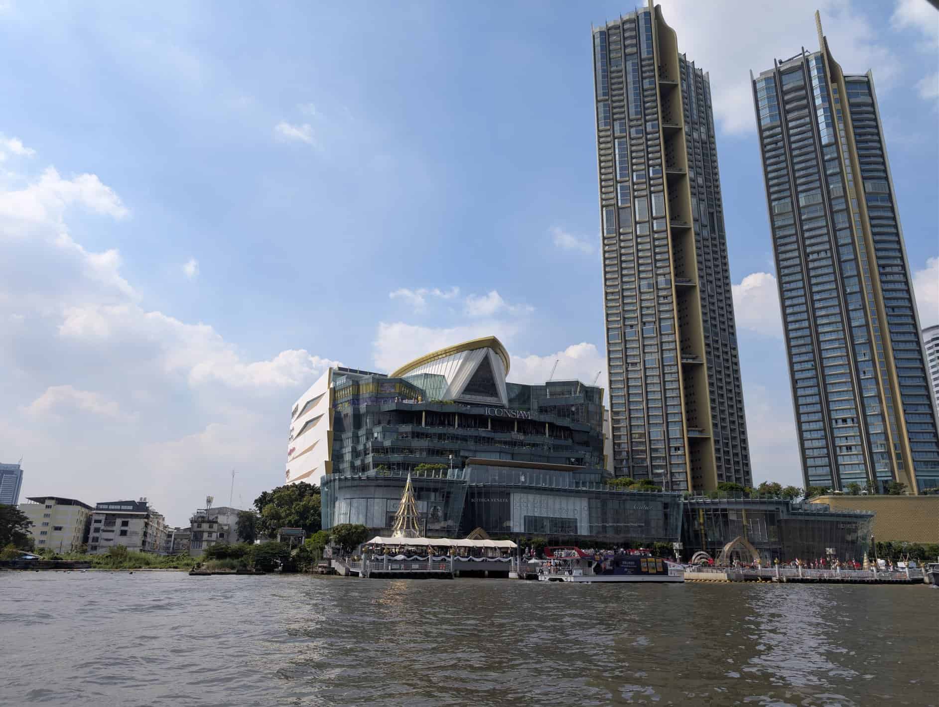 El río Chao Phraya de Bangkok al atardecer, con rascacielos iluminados