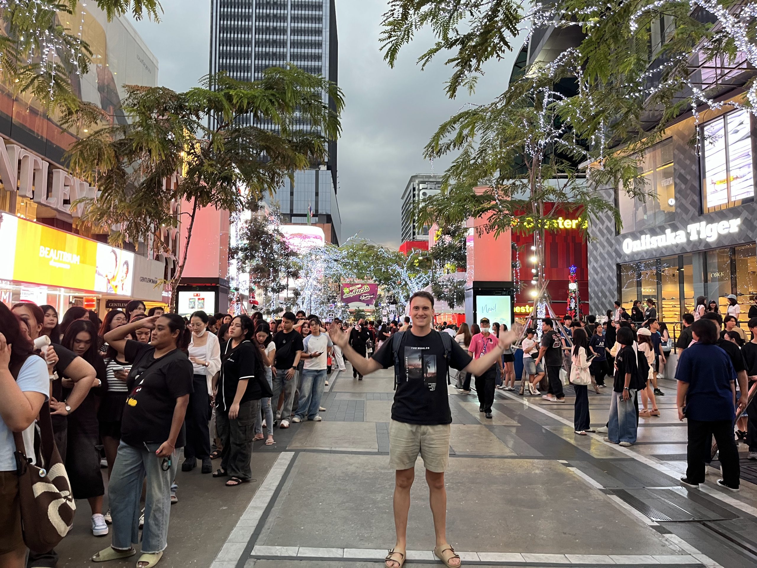 Calle de Siam en Bangkok con centros comerciales y el BTS pasando por encima