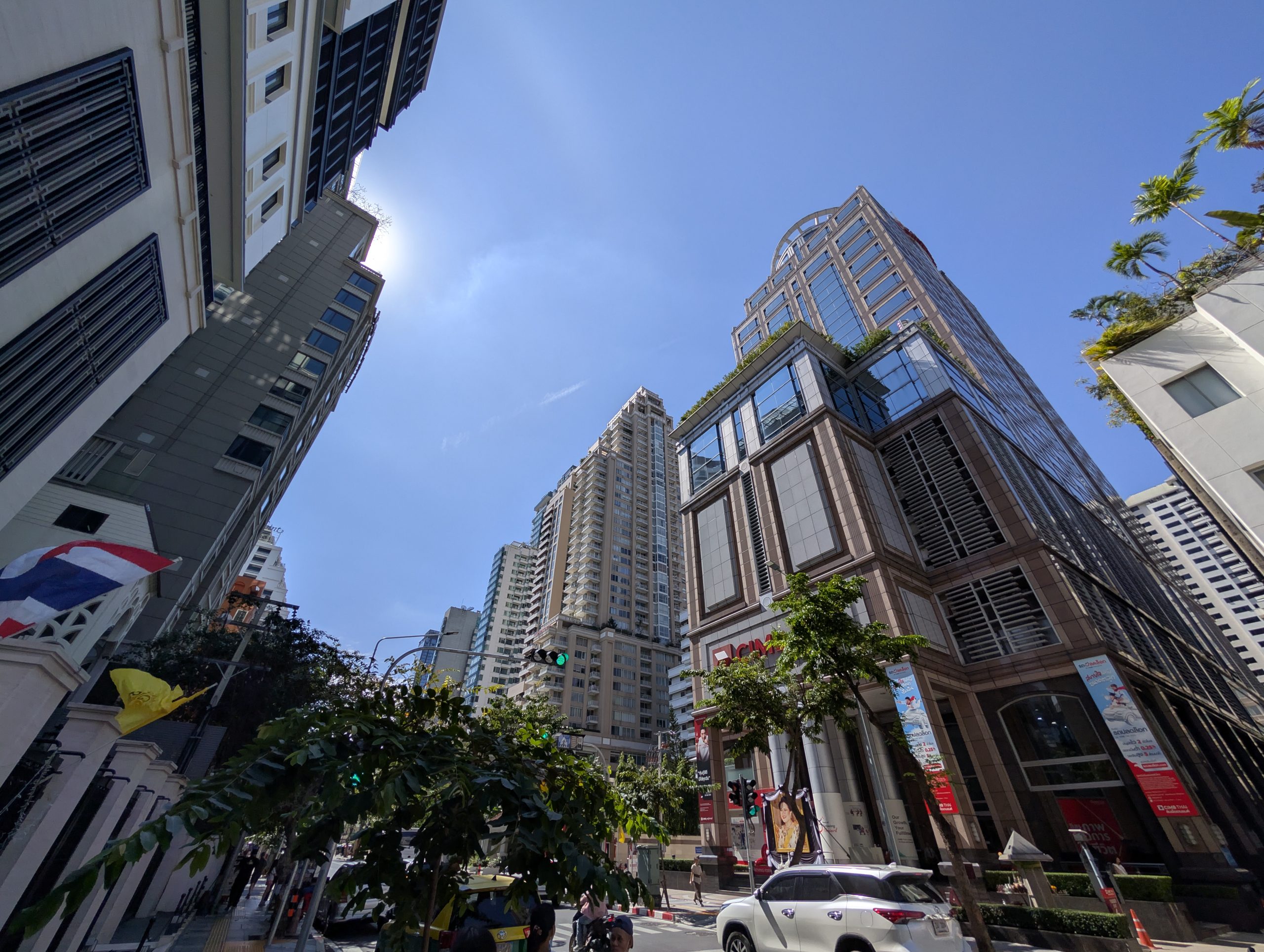 Calle de Silom en Bangkok, el distrito financiero, con oficinas y tráfico