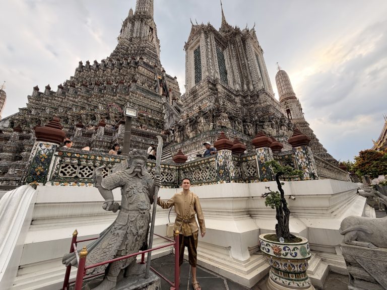 El templo de Wat Arun en Bangkok, con una de las estatuas guardianas de piedra en primer término