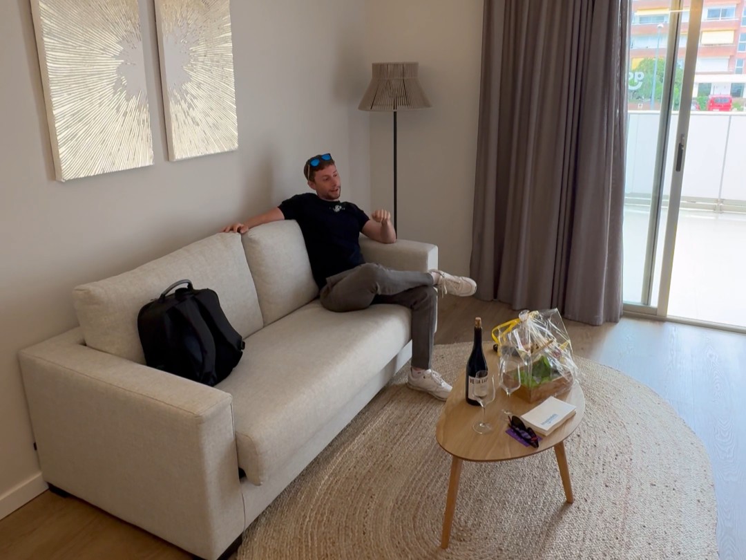 Habitación del Hotel Htop Amatista con sofá, alfombra y salida a la terraza