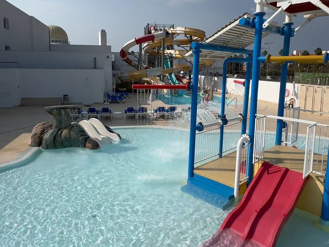 Toboganes del Playaballena Aquapark vistos de cerca