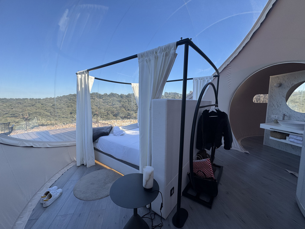 La cama de la burbuja de Miluna, con el campo delante
