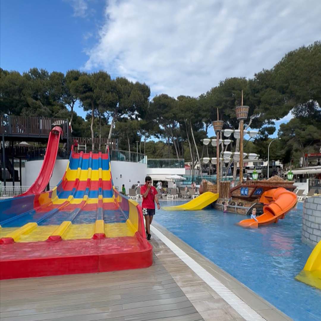 Piscina y toboganes Best Cap Salou