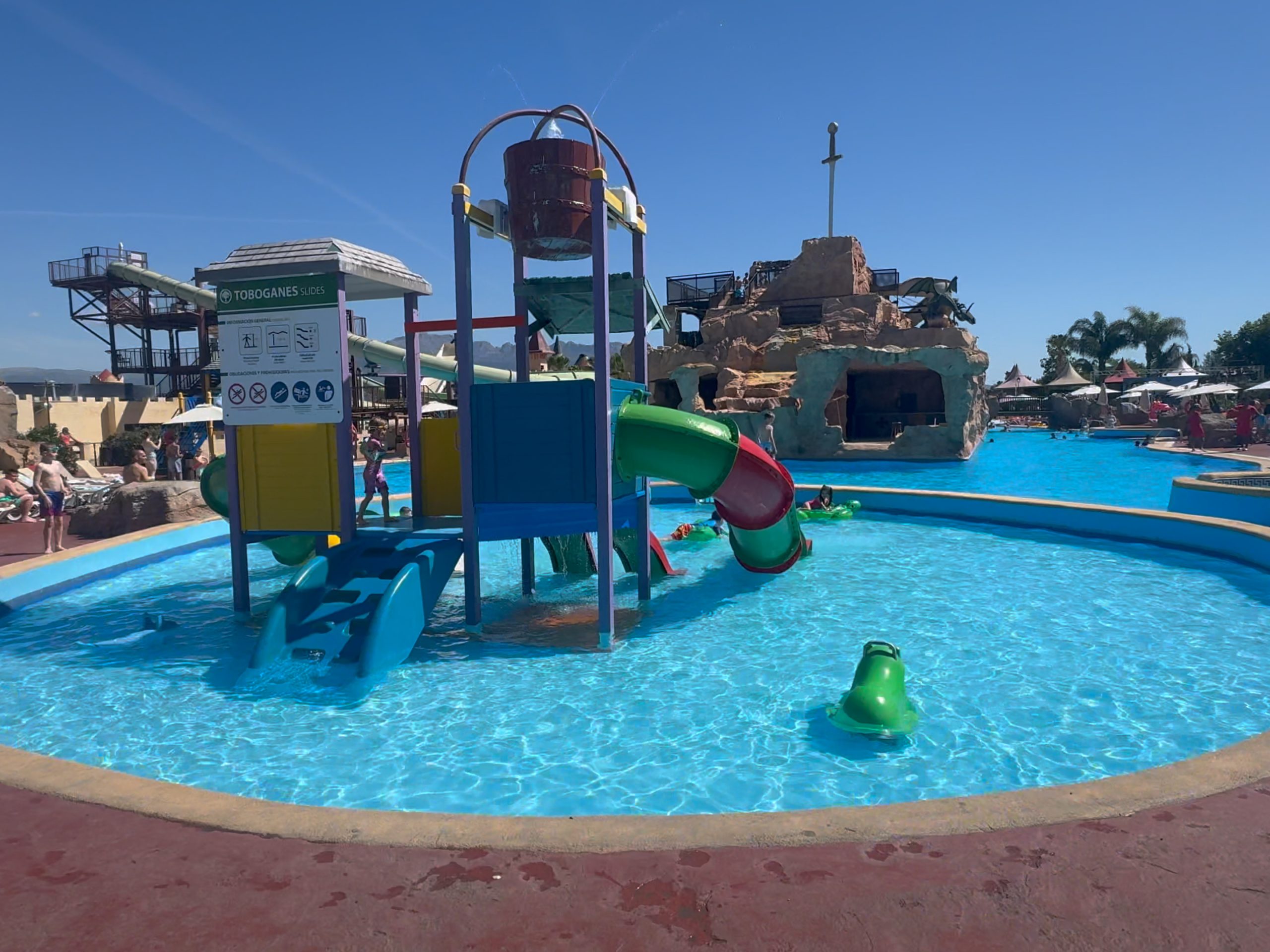 Zona infantil con toboganes del Magic Robin Hood