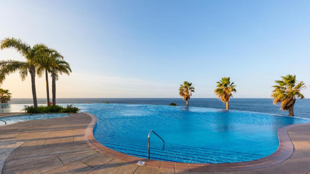 Piscina infinita del PlayaCálida con vistas de 180 grados al mar