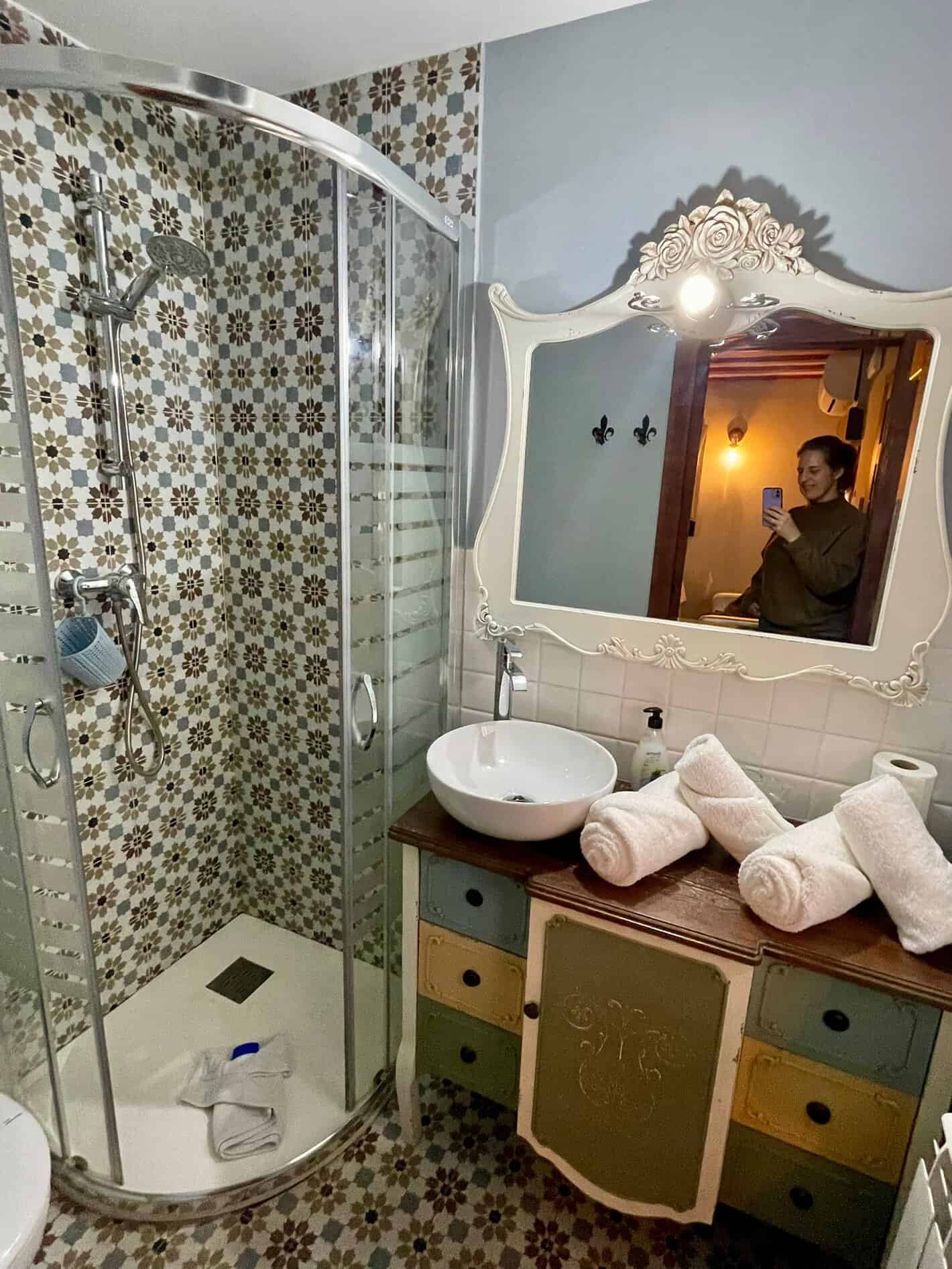 Baño completo con ducha y lavabo vintage en El Retiro del Teatro